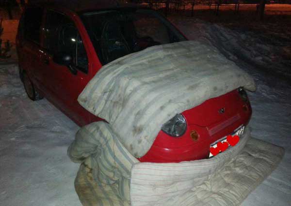 Девушка и её машина в морозную ночь 