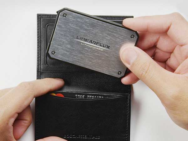 Подзарядка для самртфонов, которую можно носить в бумажнике