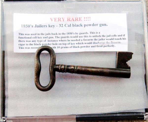 Поделки заключённых - огнестрельные ключи