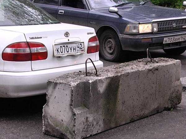 Бетонные блоки против нарушителей парковки