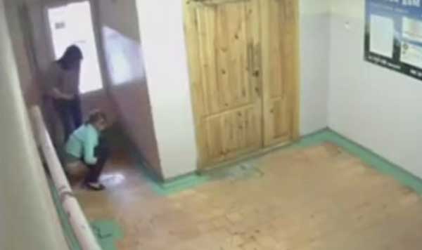 Женский туалет в подъезде: снято скрытой камерой