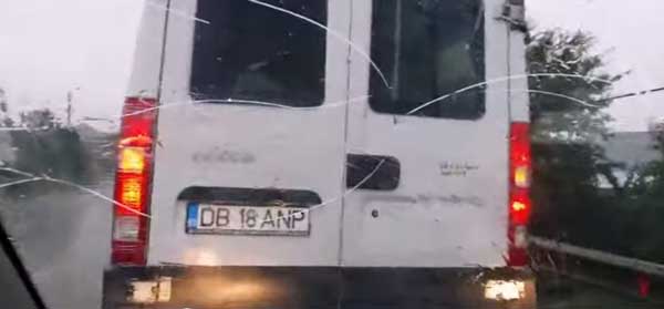 Суровый град в Румынии разбивает лобовые стёкла автомобилей