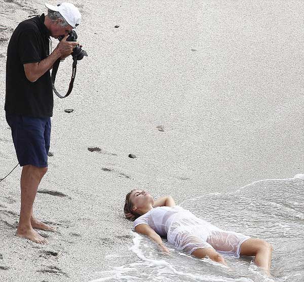 Как переодевают модели во время фотосессии на пляже, не засветив их интимные части тела