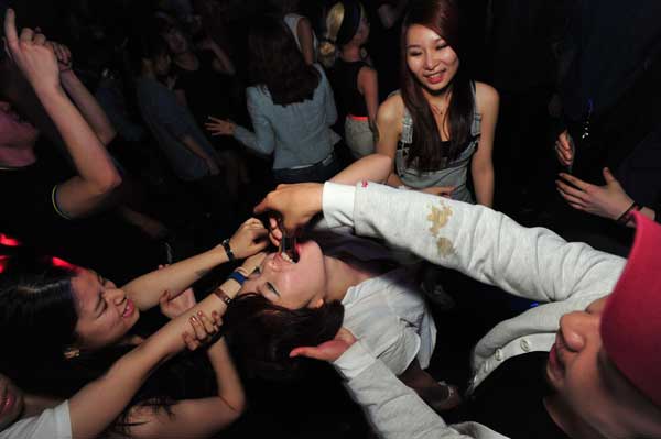 Отжиг молодёжи в корейских клубах