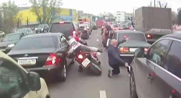 Нестандартное ДТП: Мотоциклист ехал между рядов, а пешеход перебегал дорогу