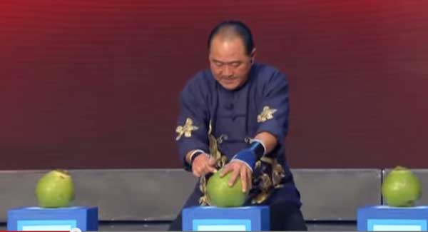 Китаец пальцем пробивает кокосовые орехи