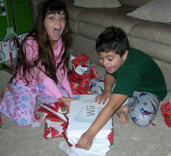 Позитивная реакция детей на долгожданные подарки