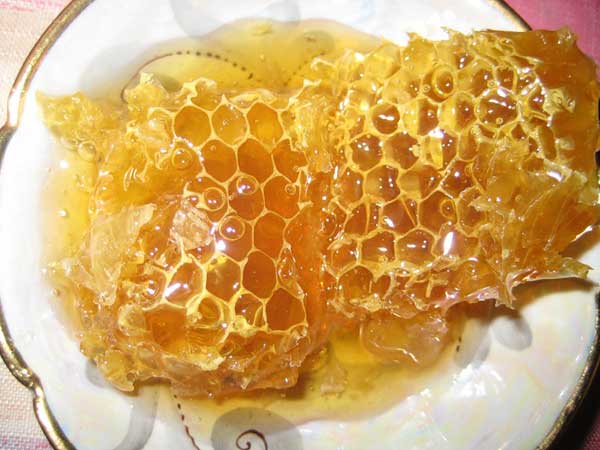 А вы знаете как отличить настоящий мёд от подделки?