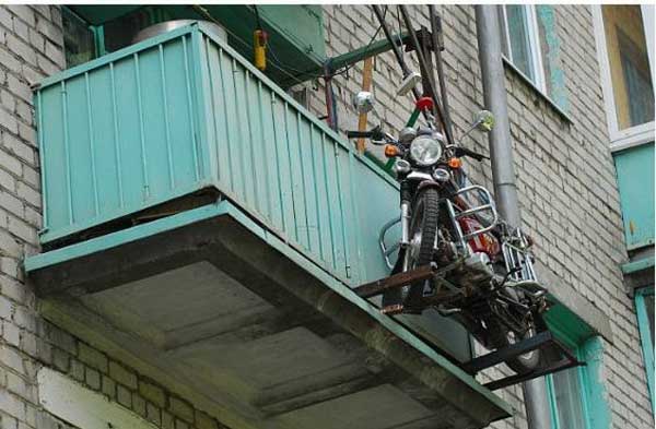 Парковка мотоцикла на третьем этаже