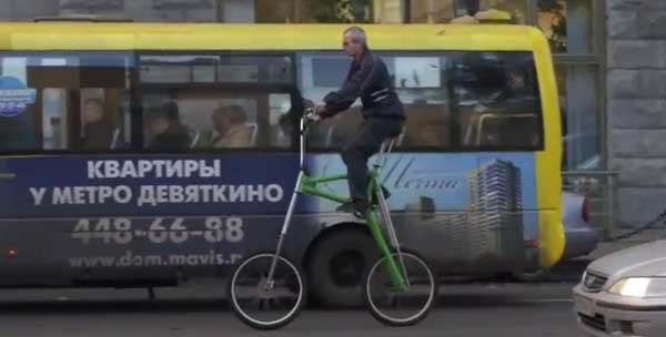 Велосипедист на уровне автобуса