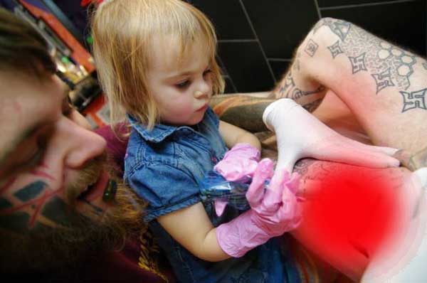 Когда ребёнку доверили машинку для нанесения тату