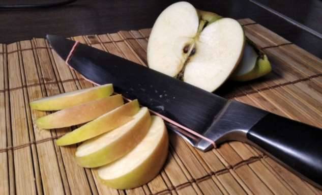 Японский лайфхак с ножом и канцелярской резинкой, который упростит нарезку продуктов
